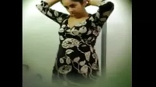 एक होटल मा एक नीग्रो कुखुरा लाल आत्मसमर्पण मा दुई बहिनीहरू