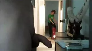 Lana Rohades उनको घुँडा मा र सिढी मा एक स्वादिष्ट blowjob दिन्छ