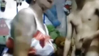 आमा बुबा संग गधा मा कडा बकवास गर्न छोरी सिकाउँछ